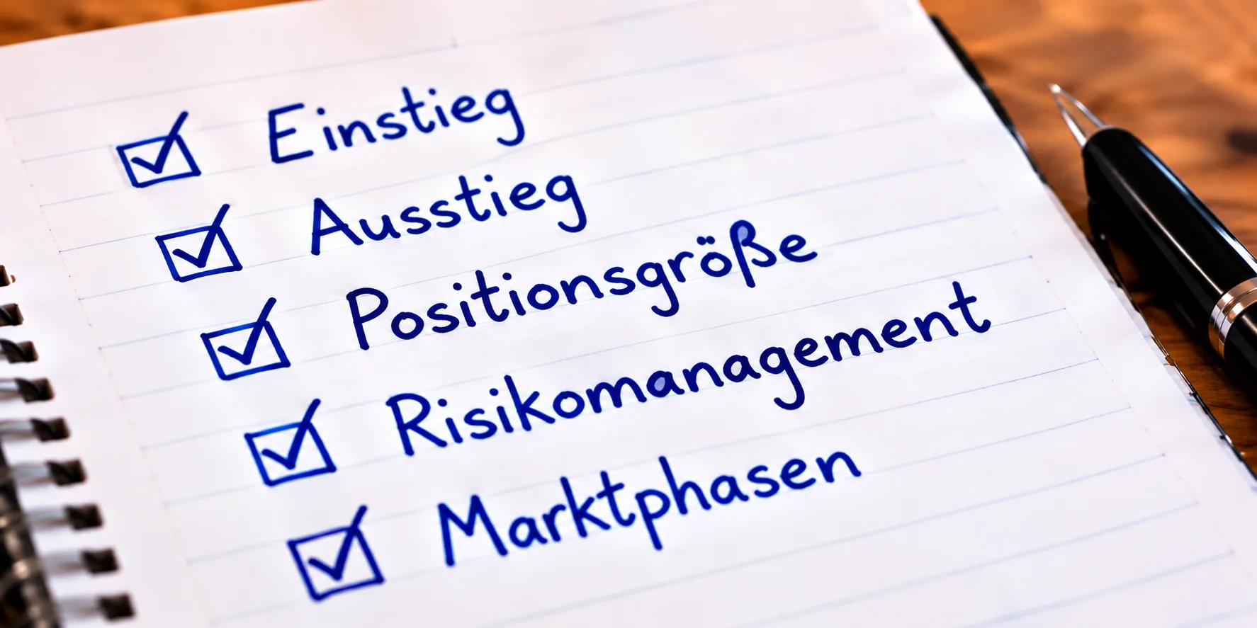 Notizbuch mit den Stichpunkten Einstieg, Ausstieg, Positionsgröße, Risikomanagement und Marktphasen